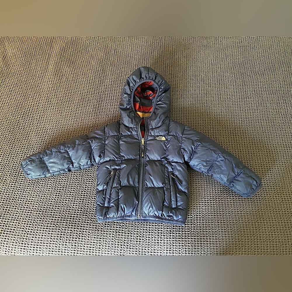 Toddler boy 4t north face coat. Used but still in great condition! Reversible!